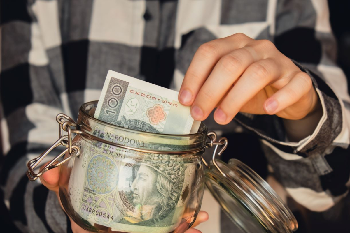 pieniądze złotówki złoty oszczędności oszczędzanie