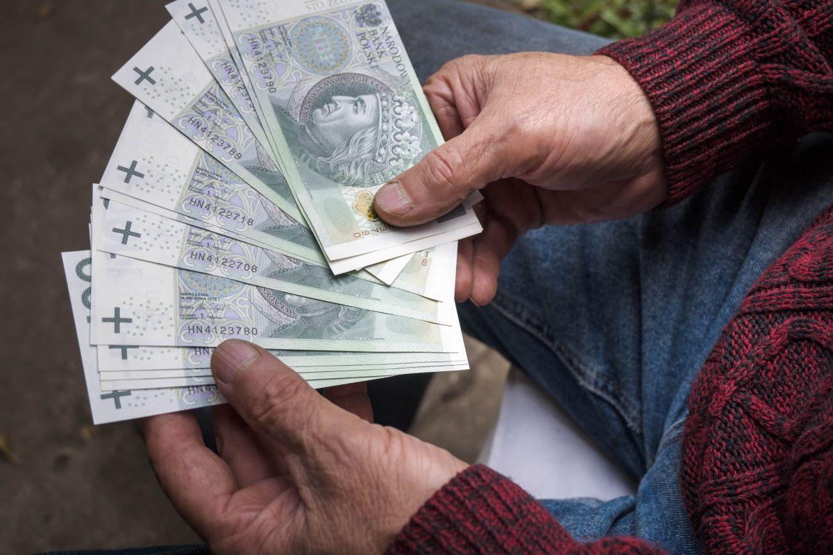 800 plus dla seniora, pieniądze, senior, gotówka