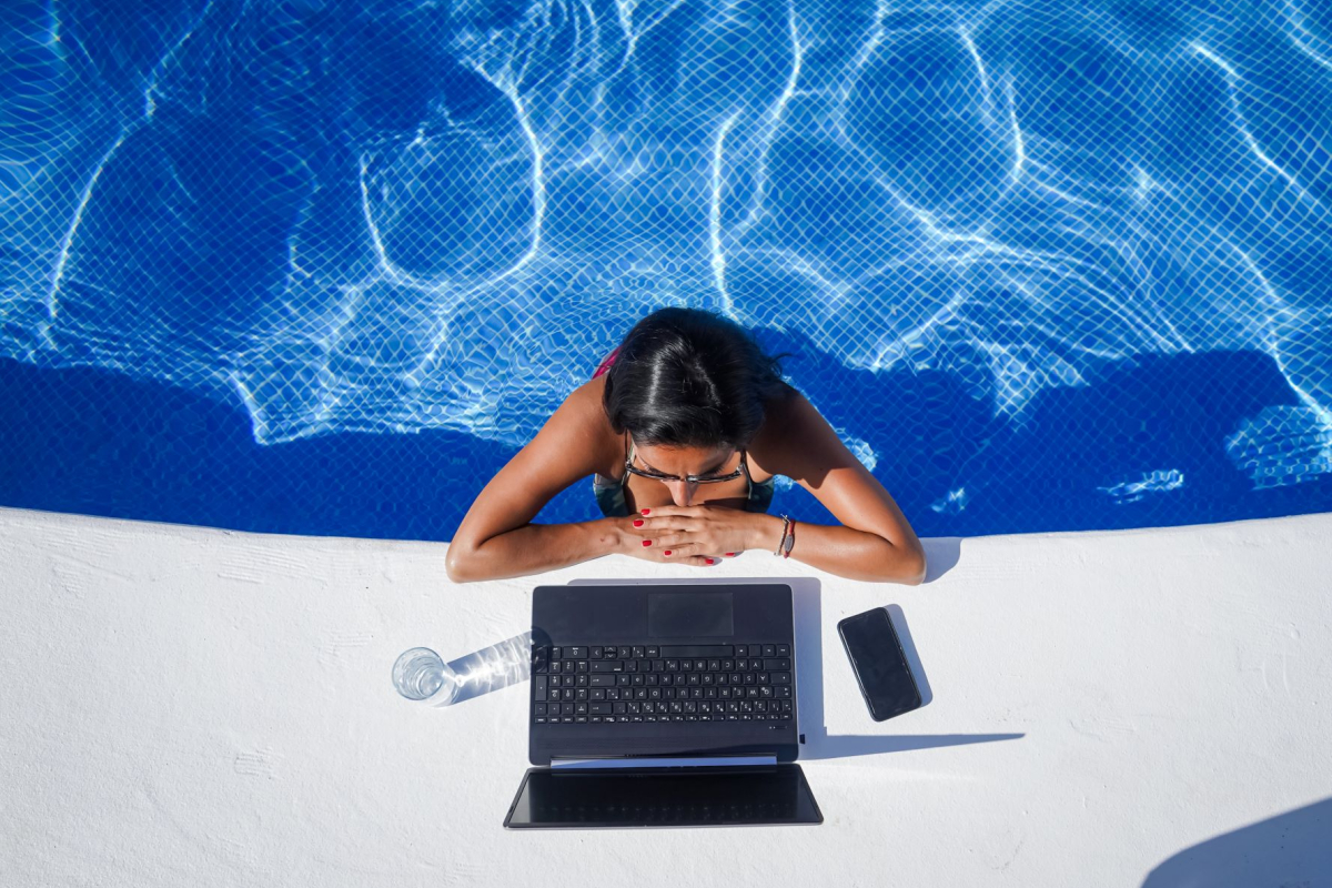 workation - work and vacation - Praca zdalna i wakacje za granicą w tym samym czasie