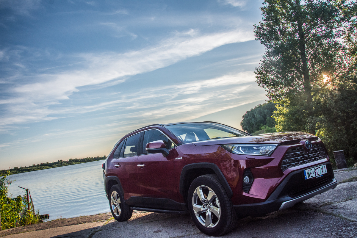 Test: Toyota RAV4 2.5 Hybrid Executive - po prostu rodzinna!