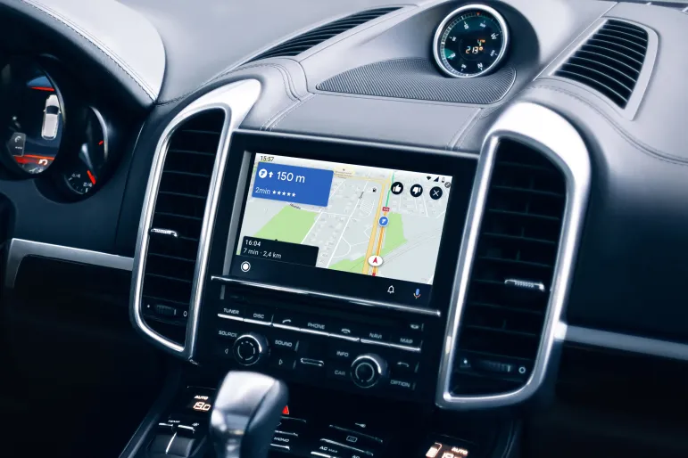 Yanosik w Android Auto: o krok od pokładowych multimediów