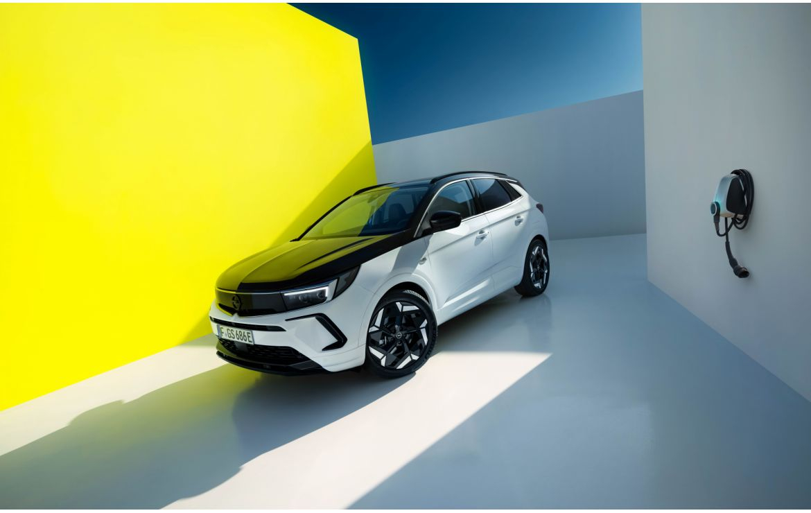 Opel Grandland GSe. Napęd e-AWD, hybryda plug-in i 300 KM