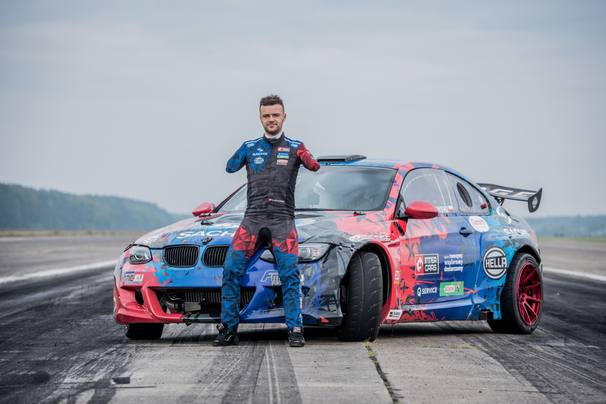 Drift z prędkością 231 km/h. Dostał nie mandat, a nagrodę!