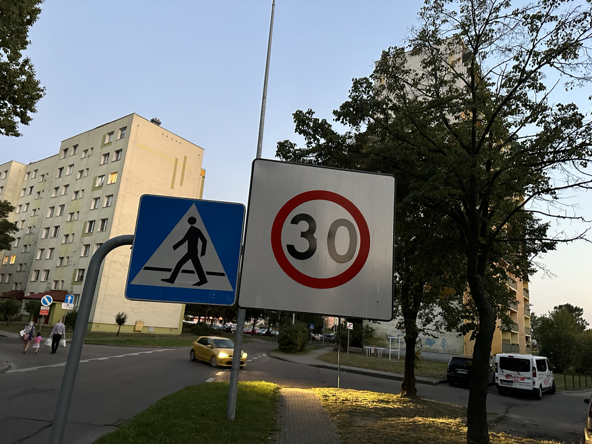 znak B-43, znak drogowy B-43, co oznacza znak B-43, znak B-43 definicja, znak B-43 rozporządzenie, znak B-43 ograniczenie prędkości, znak B-43 strefa ograniczonej prędkości