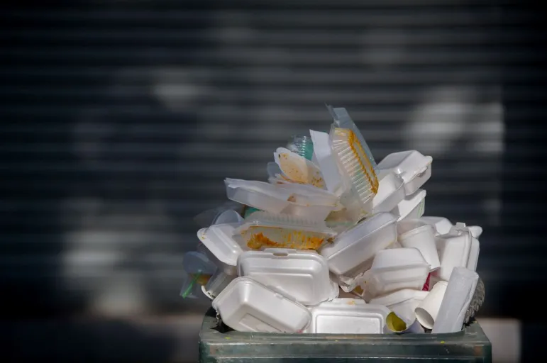 opakowania tacki jedzenie śmietnik podatek plastikowe