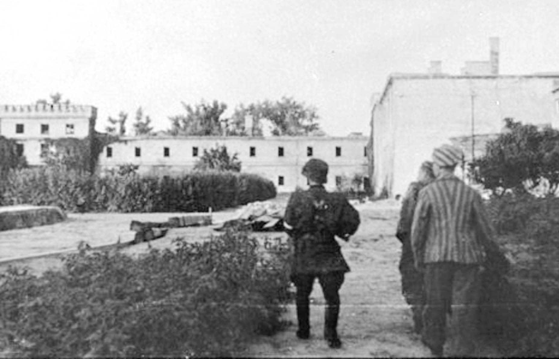 Powstańczy patrol i więźniowie na terenie Gęsiówki, Warszawa, 1944