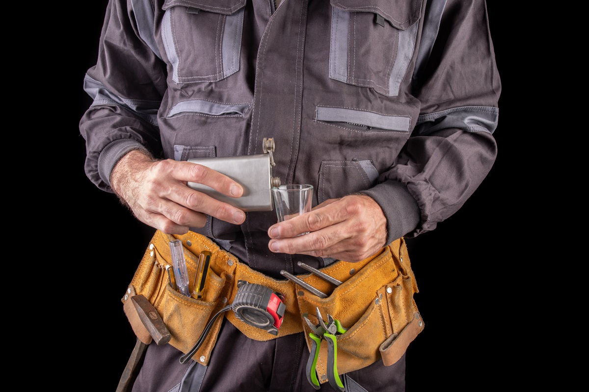 pijany pracownik w pracy co robić kto odpowiada policja