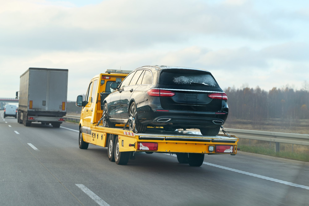 samochód osobowy po awarii na lawecie - na autostradzie