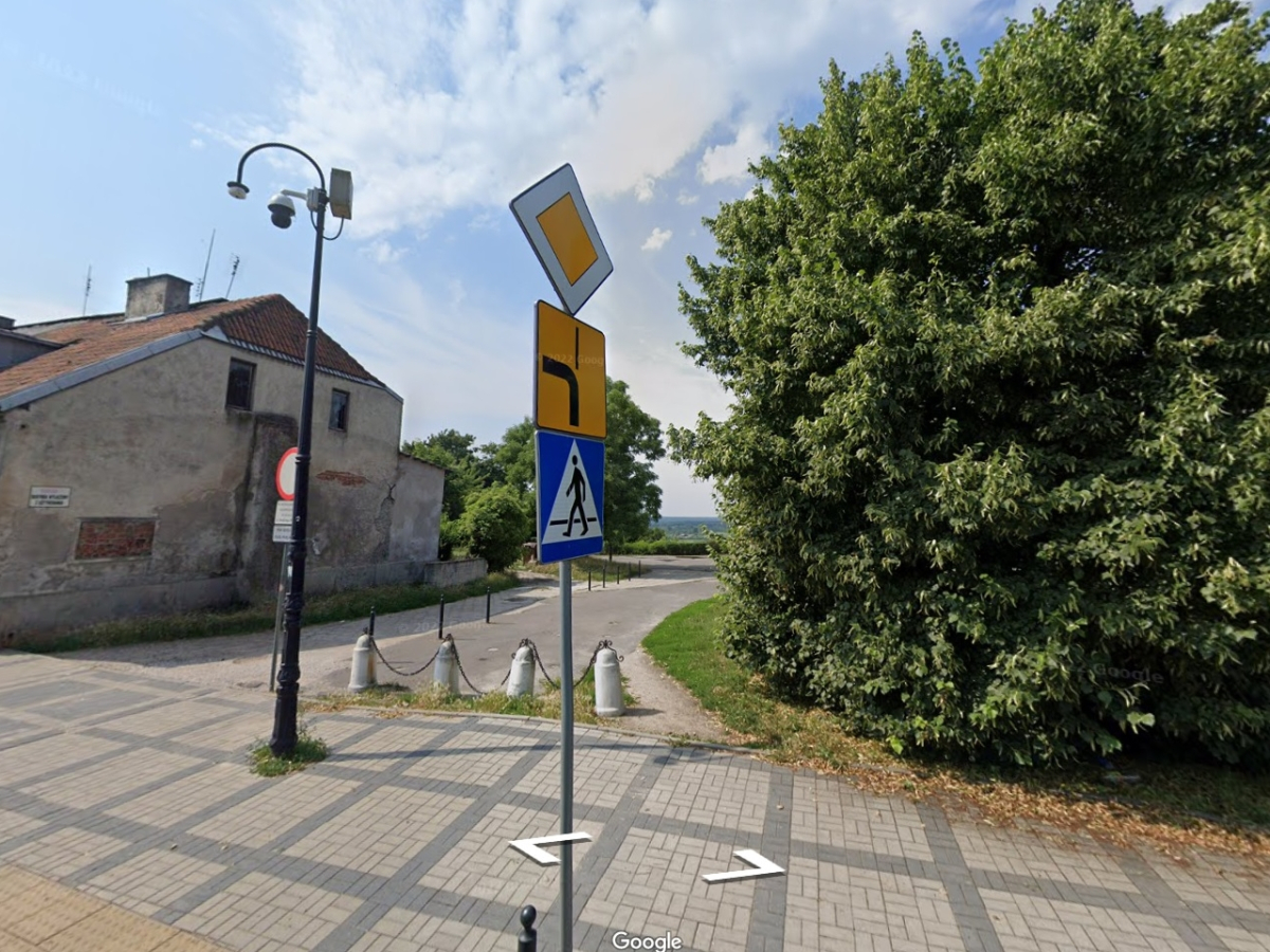 pierwszeństwo łamane kierunkowskaz, skrzyżowanie z pierwszeństwem łamanym, kierunkowskaz na skrzyżowaniu z pierwszeństwem łamanym