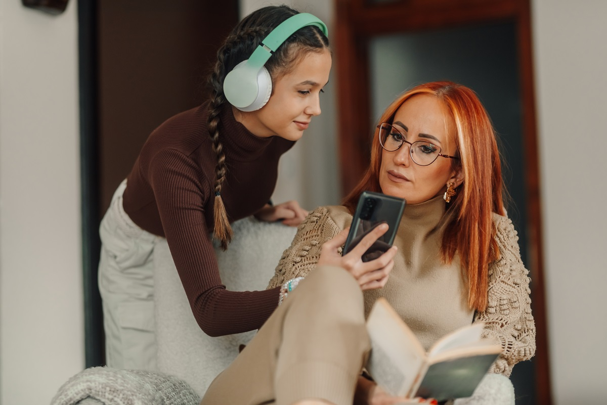 Pierwszy telefon. Jak mądrze przygotować dziecko do korzystania z Internetu i wyznaczyć granice? [WYWIAD]