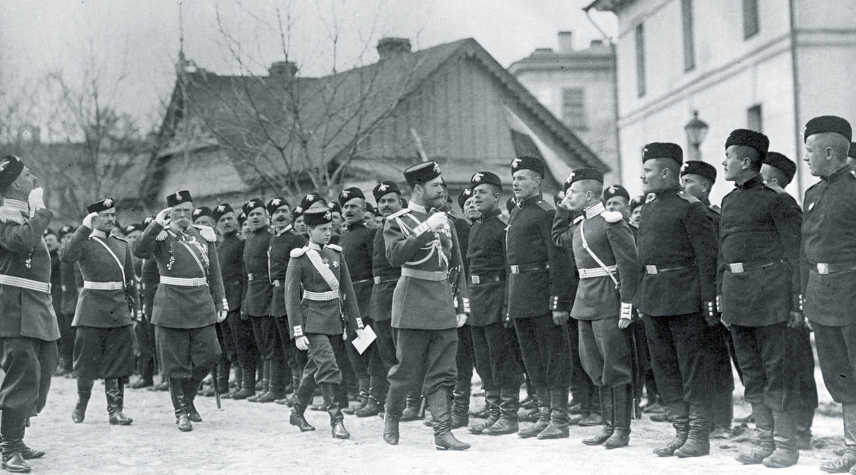 Car Mikołaj II z synem Aleksym na przeglądzie pułku gwardii. 1916 r.