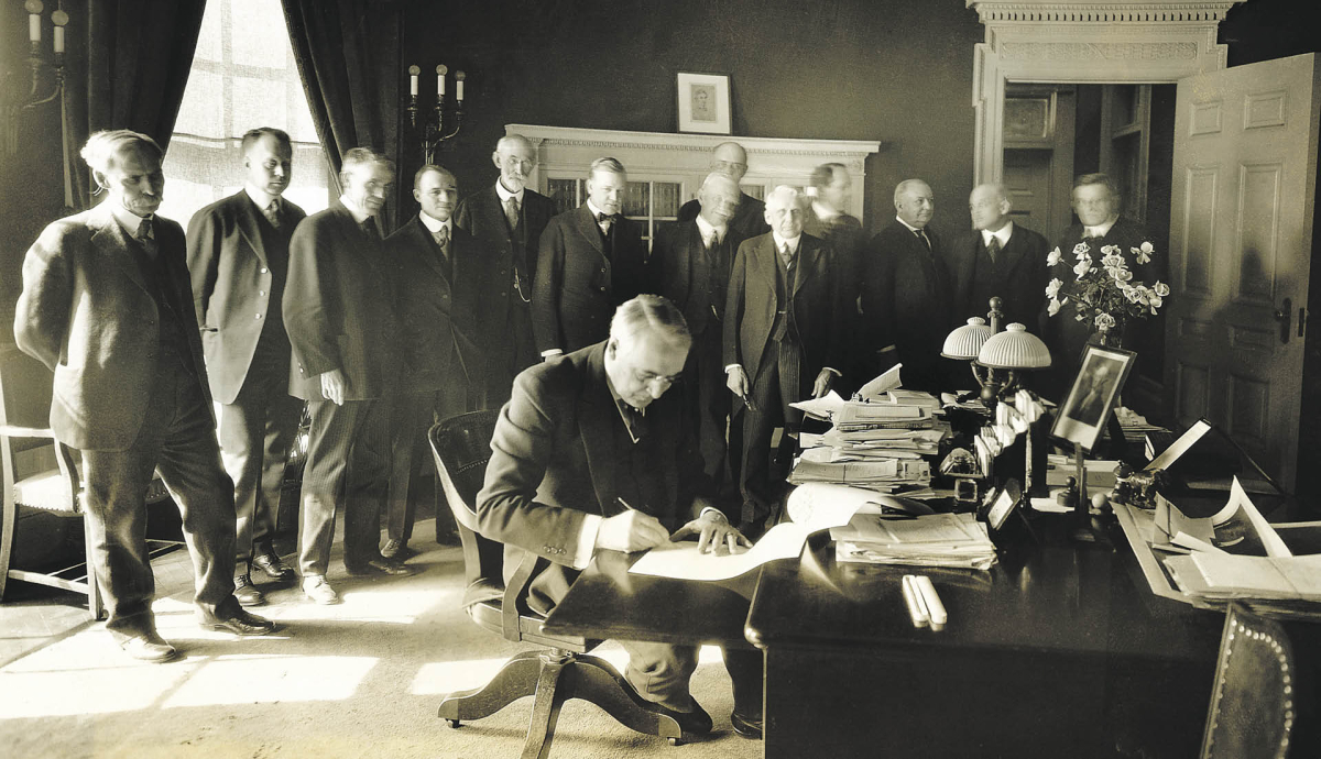 Prezydent Warren Harding podpisuje ustawę Clappera-Volsteda z 1922 r.