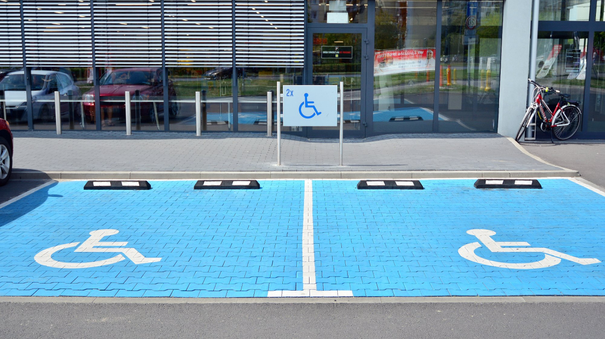 Miejsce parkingowe dla osoby niepełnosprawnej. Kto może dostać kartę parkingową?