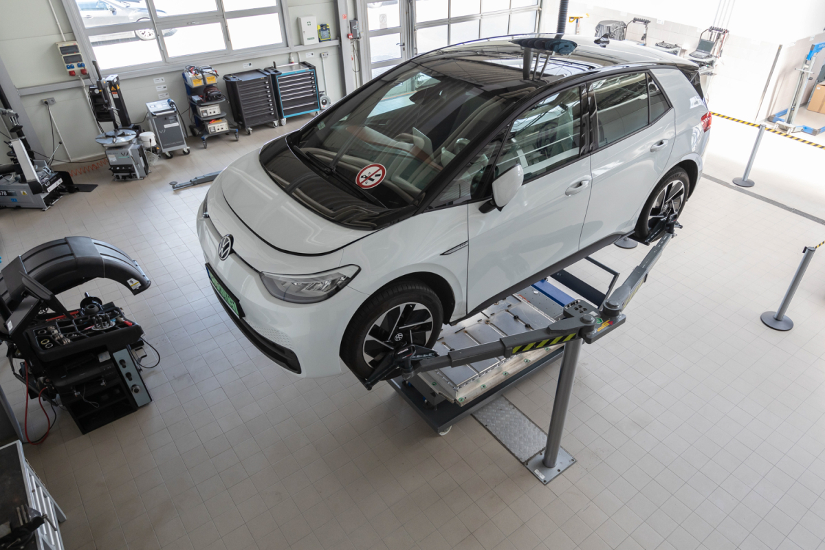 Bateria samochodu elektrycznego. Volkswagen naprawi ją w ASO
