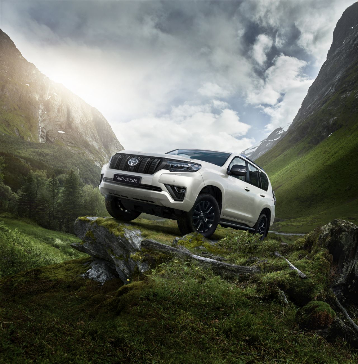 Toyota Land Cruiser Matt Black Edition. Z czernią mu do twarzy?