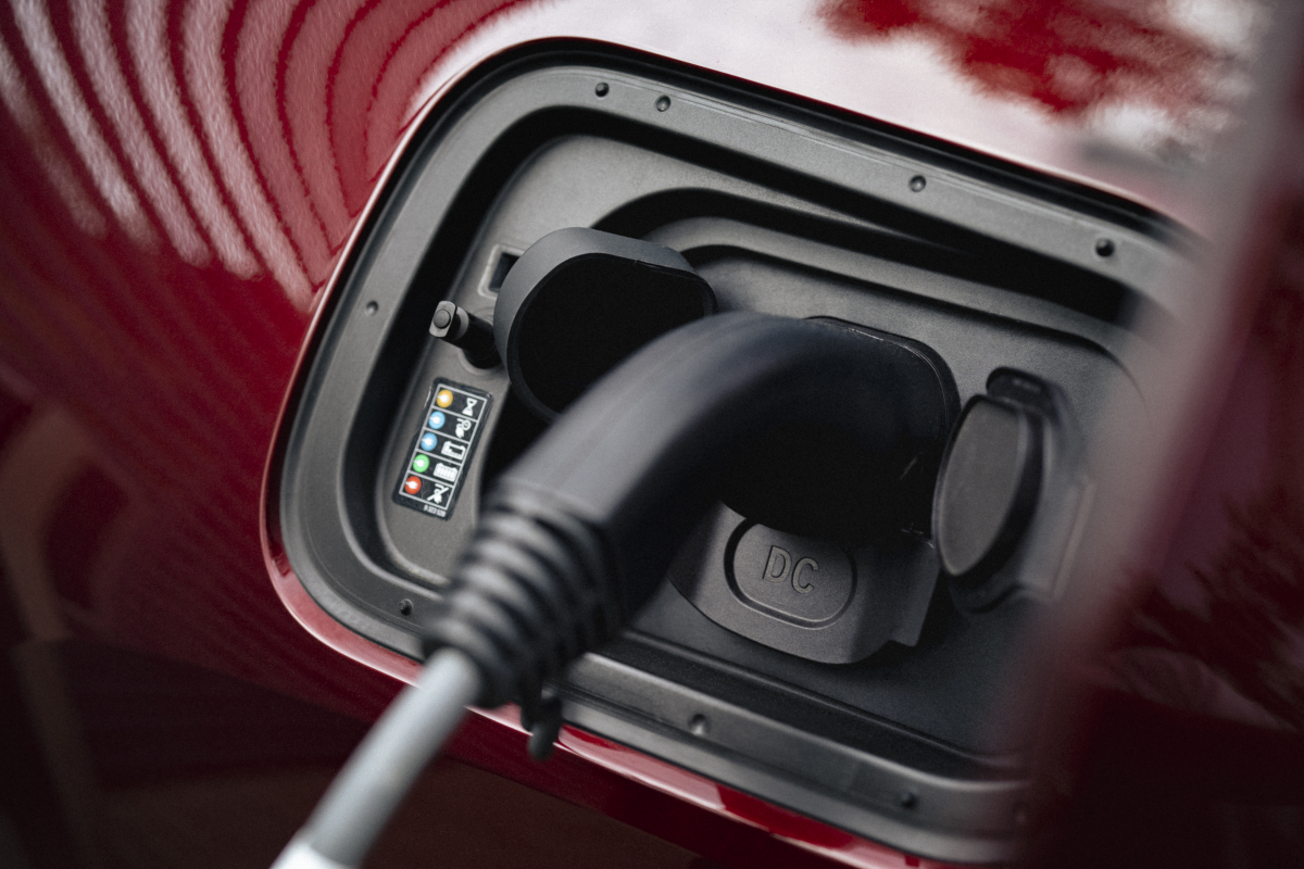 Ładowanie samochodu bez aplikacji i karty. BMW z nową funkcją