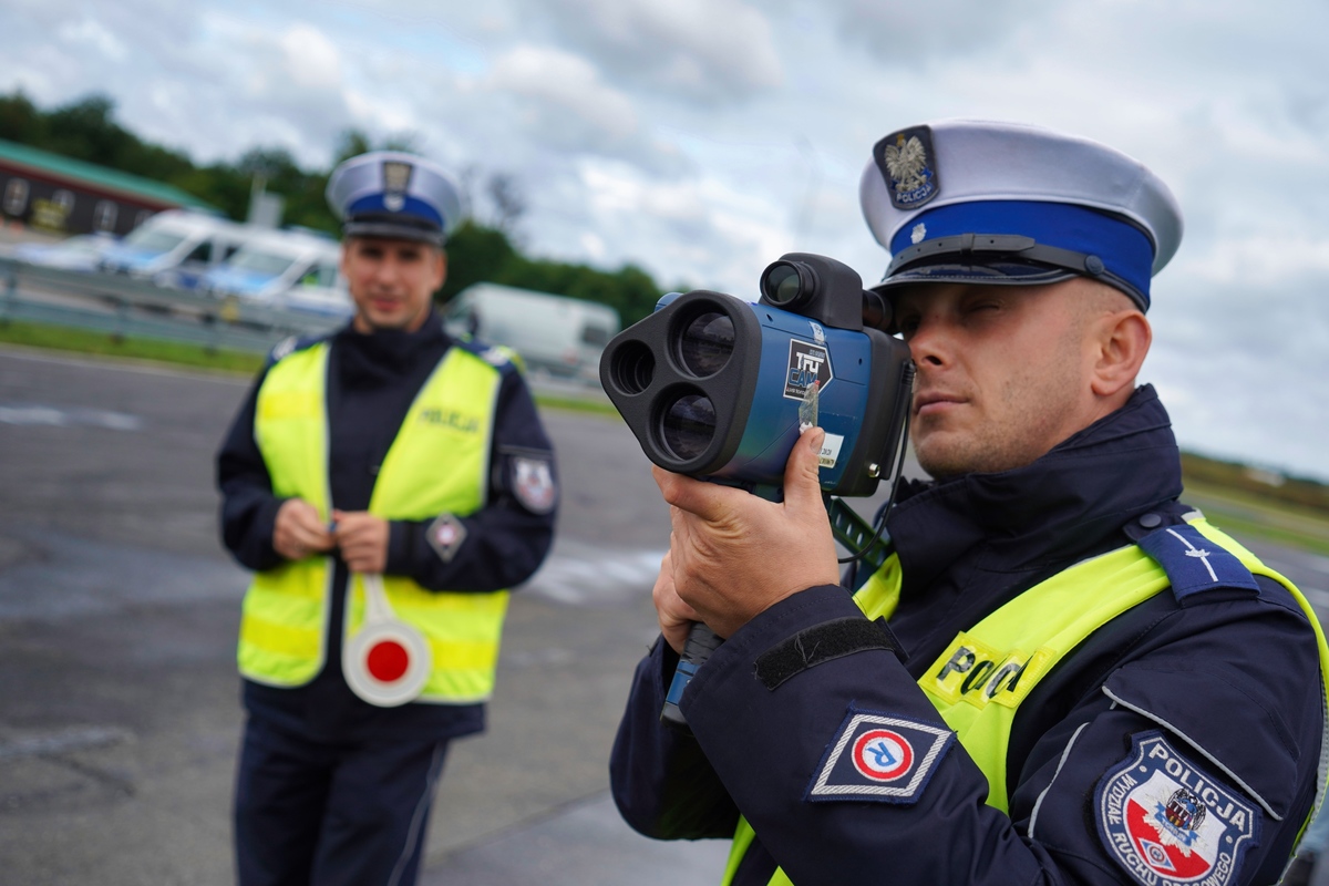 Laserowy miernik prędkości policja, pomiar prędkości, policyjny pomiar prędkości, utrata prawa jazdy za prędkość