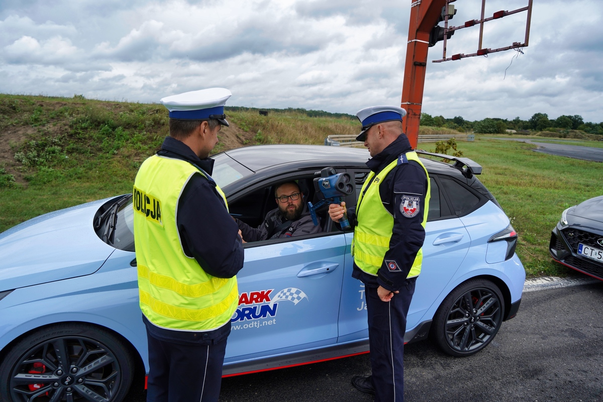 Laserowy miernik prędkości policja, pomiar prędkości, policyjny pomiar prędkości, utrata prawa jazdy za prędkość