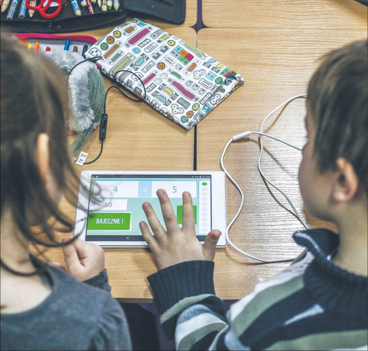 Do szkół w 2025 r. ma zostać przekazanych 735 tys. komputerów i tabletów