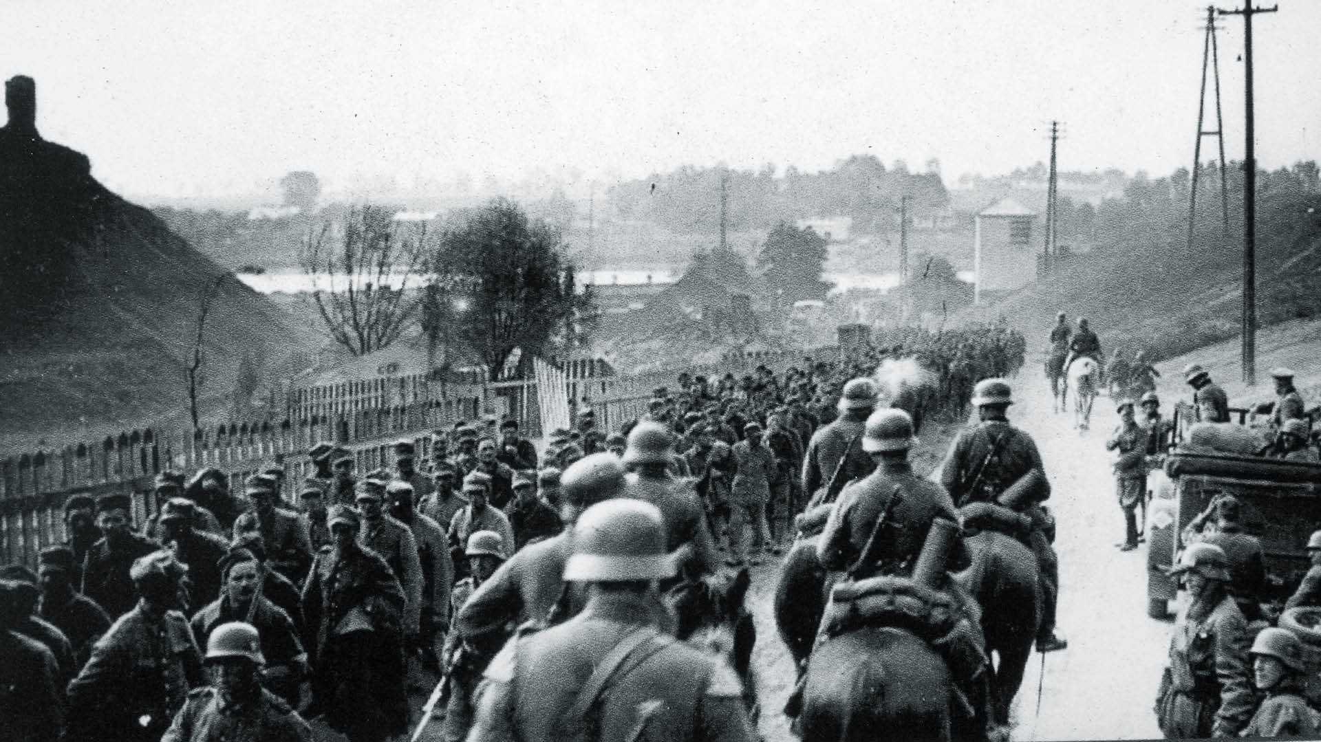 Polscy żołnierze idą do niemieckiej niewoli. Sochaczew, wrzesień 1939 r.