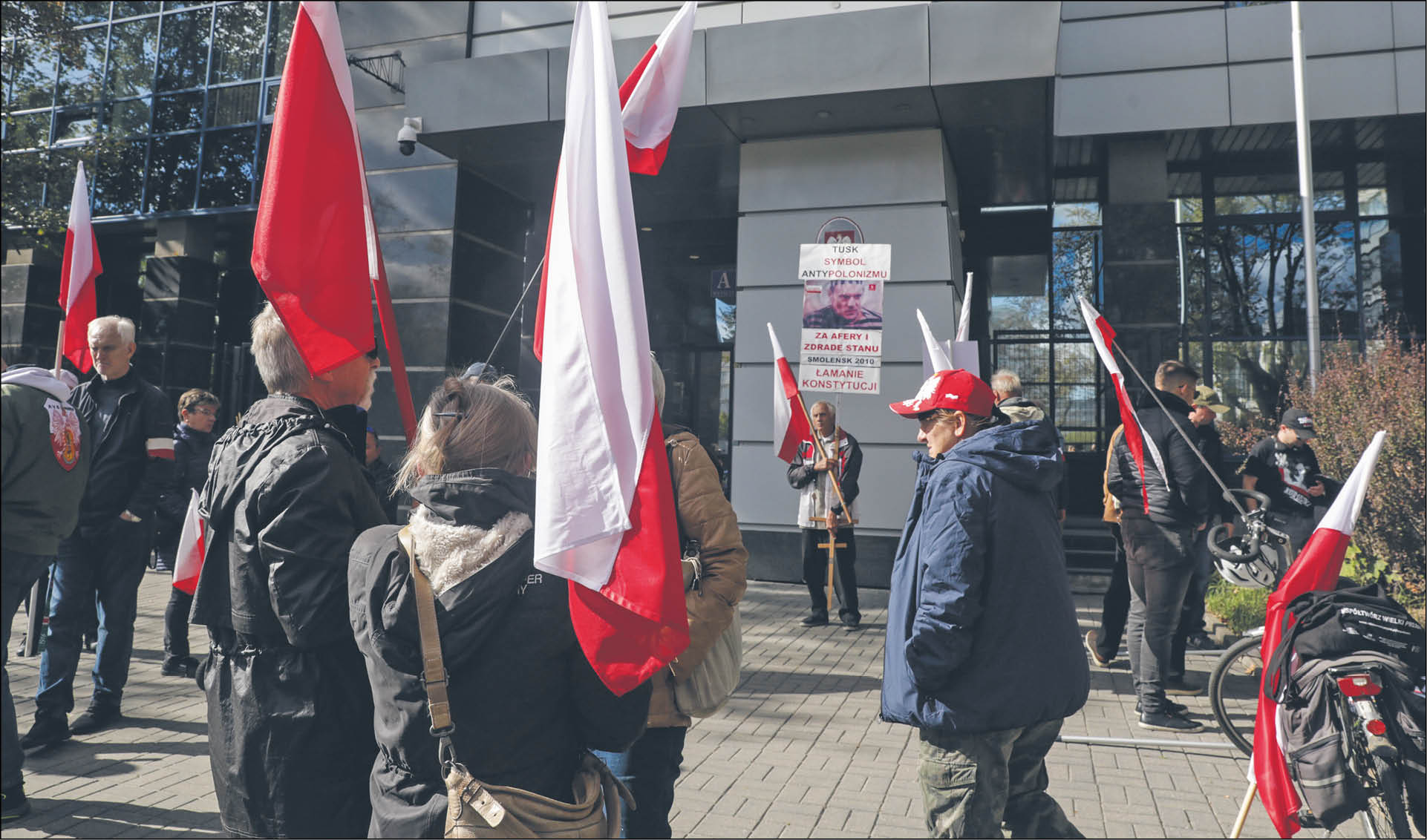 Przed siedzibą prokuratury protestowali wczoraj zwolennicy Barskiego