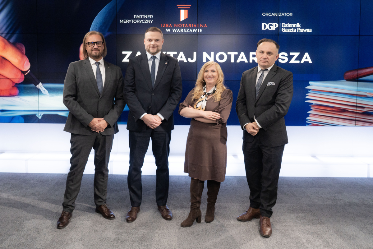 Warszawa 29.10.2025 Podpisanie umowy Izba Notarialna Tomasz Karłowski Prezes Rady Izby Notarialnej,  Ewa Helena Serafin Wiceprezes Rady Izby Notarialnej,  Wiceprezes Infor PL Marcin Krawczak, Redaktor Naczelny DGP Tomasz Pietryga.  Fot. Wojtek Górski