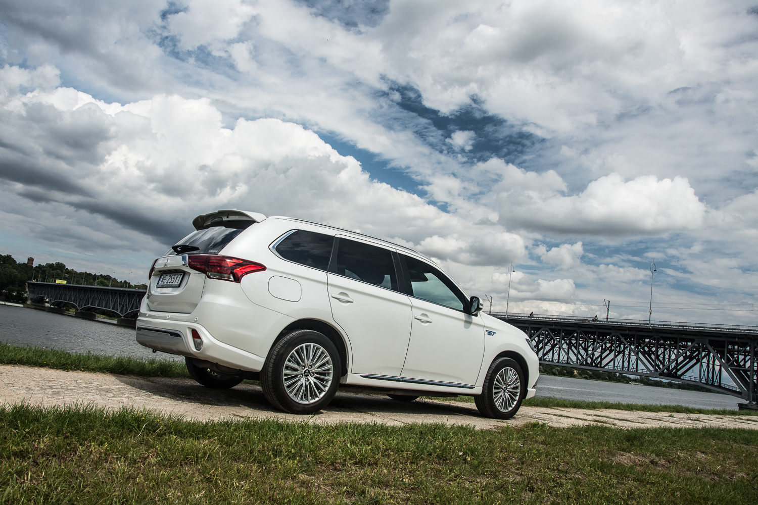 Test: Mitsubishi Outlander PHEV Instyle Plus - elektryk dodaje mu charakteru!