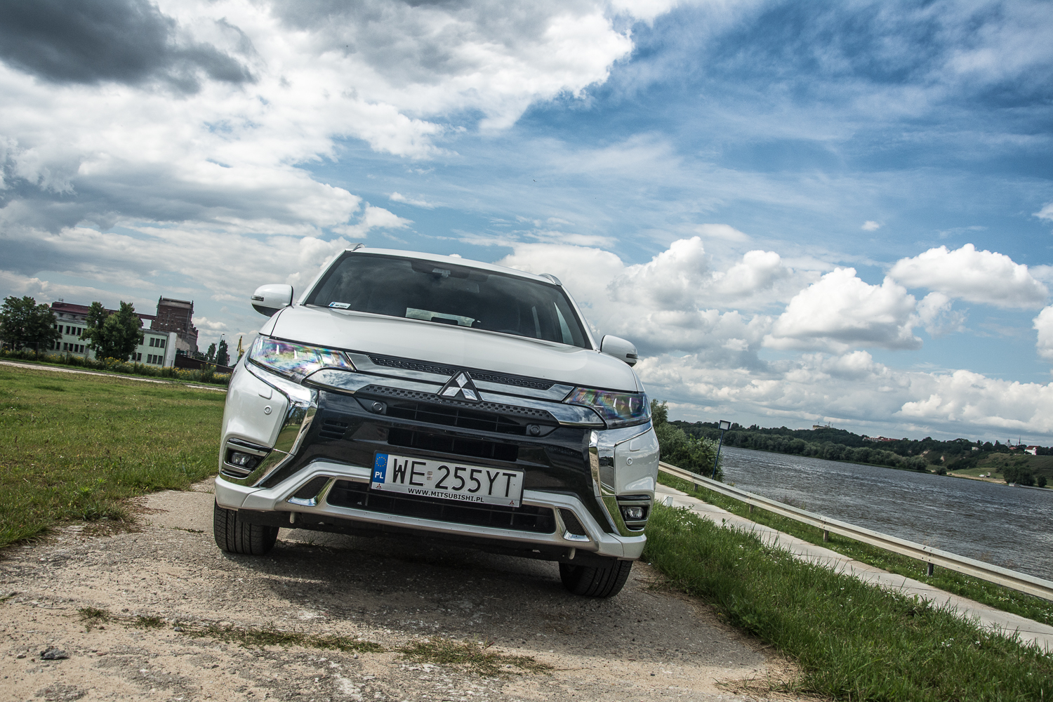 Test: Mitsubishi Outlander PHEV Instyle Plus - elektryk dodaje mu charakteru!