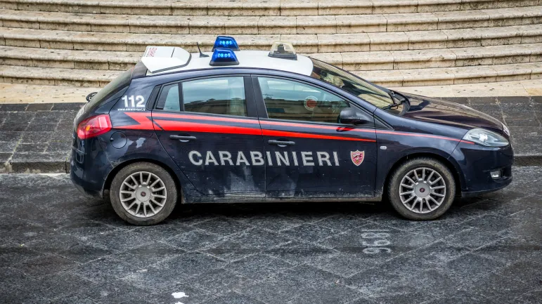 103-latka rozbiła bank. Prowadziła auto bez prawa jazdy. Samochód nie miał natomiast OC