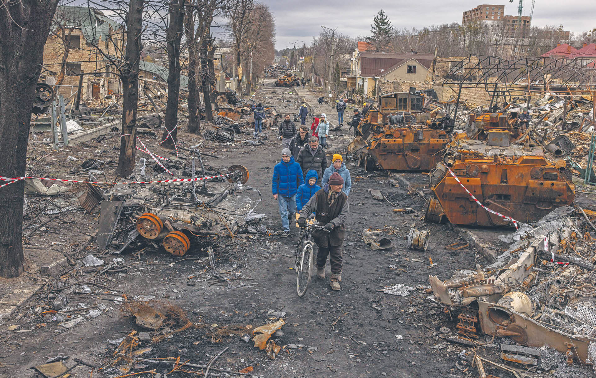 Jedna z ulic w Buczy po wycofaniu się rosyjskich wojsk, 6 kwietnia 2022 r.