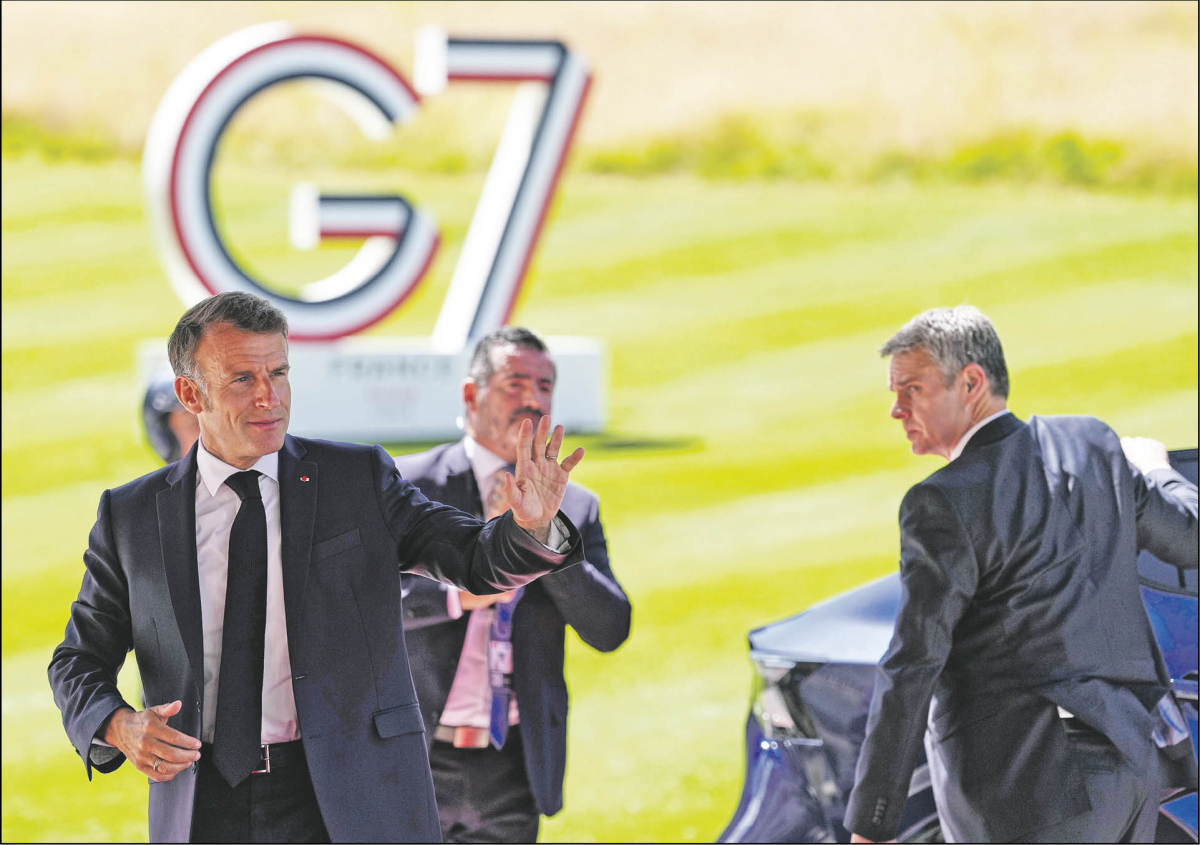 Prezydent Francji Emmanuel Macron przylatuje na szczyt G7 w Evian-les-Bains