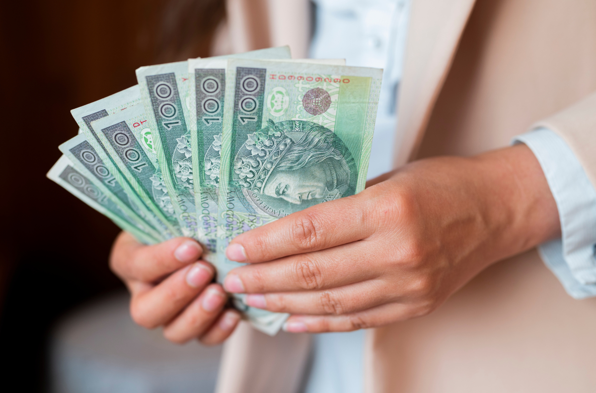 pieniądze, złoty, świadczenie pielęgnacyjne, gotówka