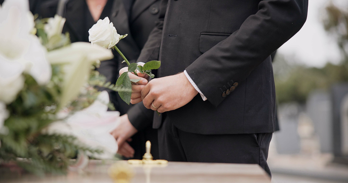 Pogrzeb trumna zasiłek pogrzebowy Hand,,Rose,And,A,Person,At,A,Funeral,In,A