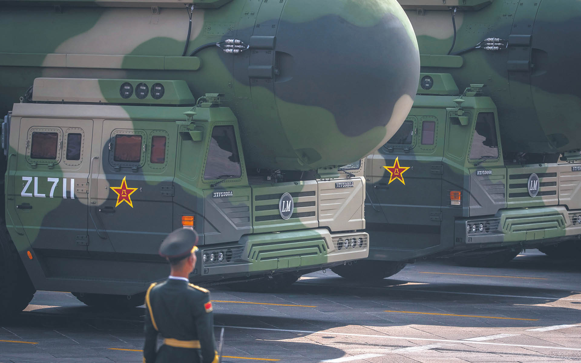 Pociski międzykontynentalne DF-41 na pl. Tiananmen. Pekin. 1 października 2019 r.