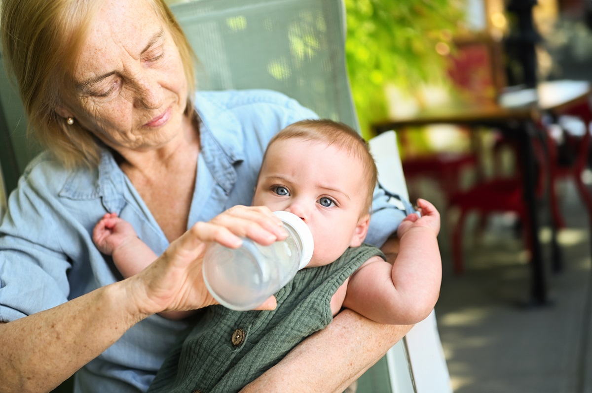 babcia dziecko opieka niania pieniądze zus aktywni rodzice w pracy.