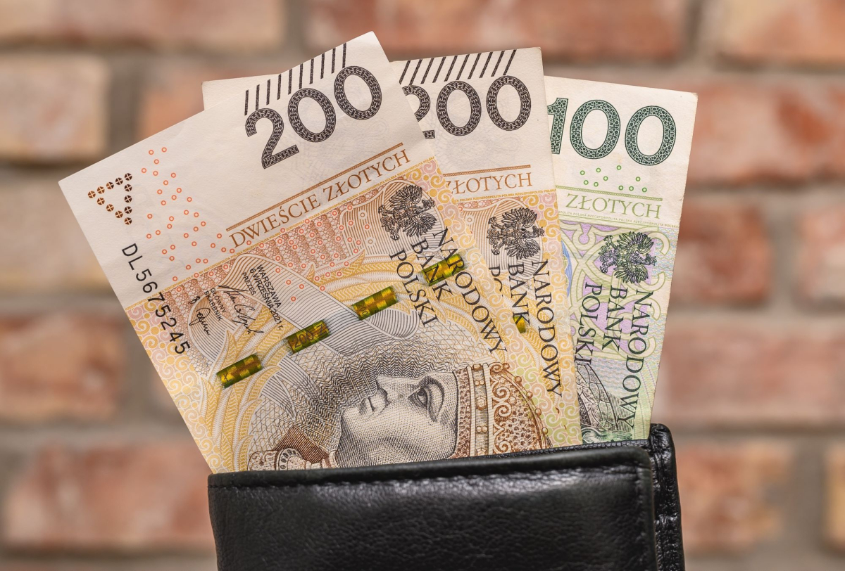 ZUS wypłaca 500 plus dla seniora, jeśli emerytura jest niższa niż 2 687,67 zł. Gdzie złożyć wniosek o dodatkowe pieniądze?