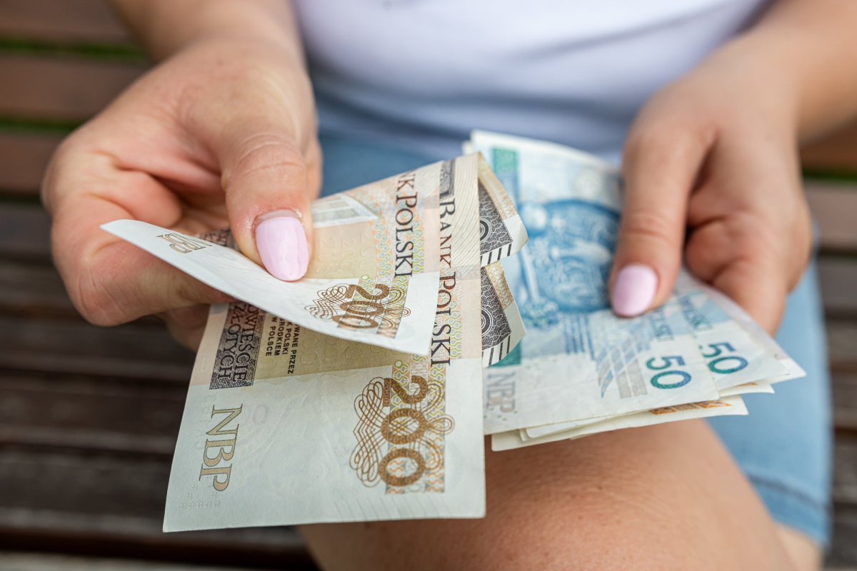 Pracownicy zarobią więcej w październiku. Ekstra dodatek podniesie wypłaty