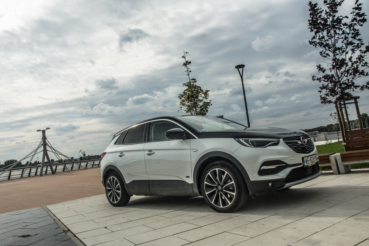 Test: Opel Grandland X Hybrid4 300 KM - SUV dosłownie mocno ekologiczny!