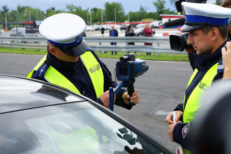 Laserowy miernik prędkości policja, pomiar prędkości, policyjny pomiar prędkości, utrata prawa jazdy za prędkość