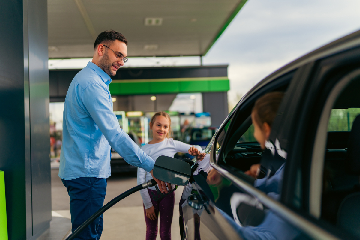 tankowanie stacja benzynowa auto ojciec mężczyzna cena paliwa cena benzyny cena oleju napędowego wtorek 2 czerwca