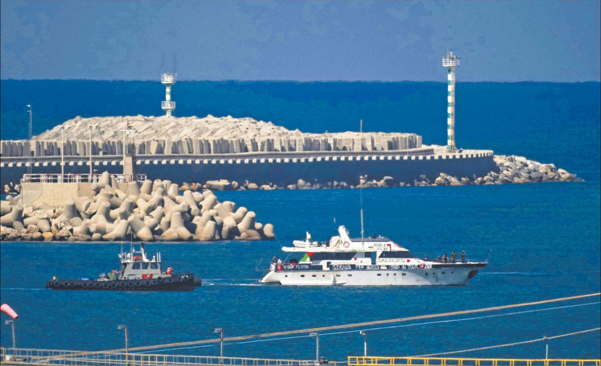 Statek flotylli Sumud eskortowany przez izraelską jednostkę do portu w Aszdod