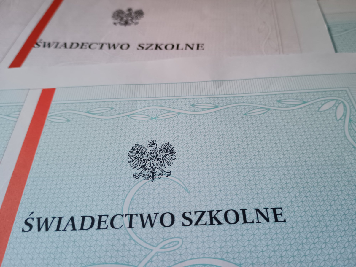 Czy czerwony pasek na świadectwie ma sens? Psycholog ocenia system szkolny