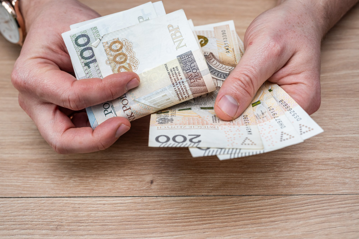ZUS wypłaca 2000 zł osobom po 60. i 65. roku życia w 2026. Wystarczy złożyć wniosek. Mało kto wie o tym świadczeniu