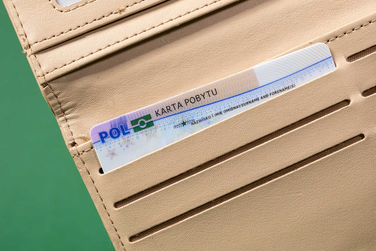 Drastyczne opóźnienia w wydawaniu zezwoleń na pobyt w Polsce - nawet 3 lata czekania. Problem kart pobytu boleśnie dotyka cudzoziemców i polskich pracodawców