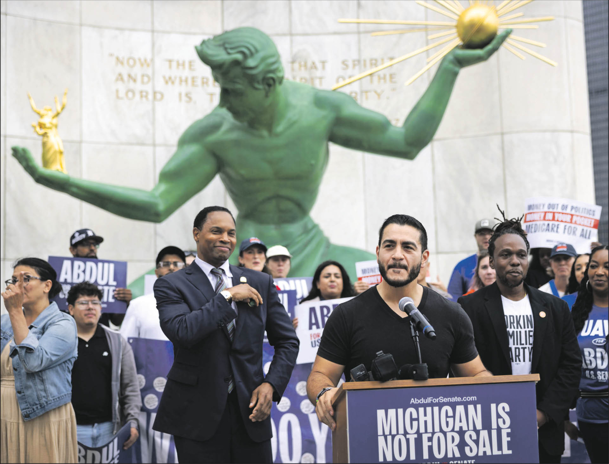 Kandydat lewego skrzydła Partii Demokratycznej Abdul El-Sayed na wiecu w Detroit