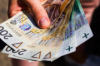 Nowe 1000 plus dla seniorów otrzymujących emeryturę nie wyższą niż 3 272,69 zł. Z wnioskami należy się pospieszyć, bo spóźnialscy świadczenia nie otrzymają