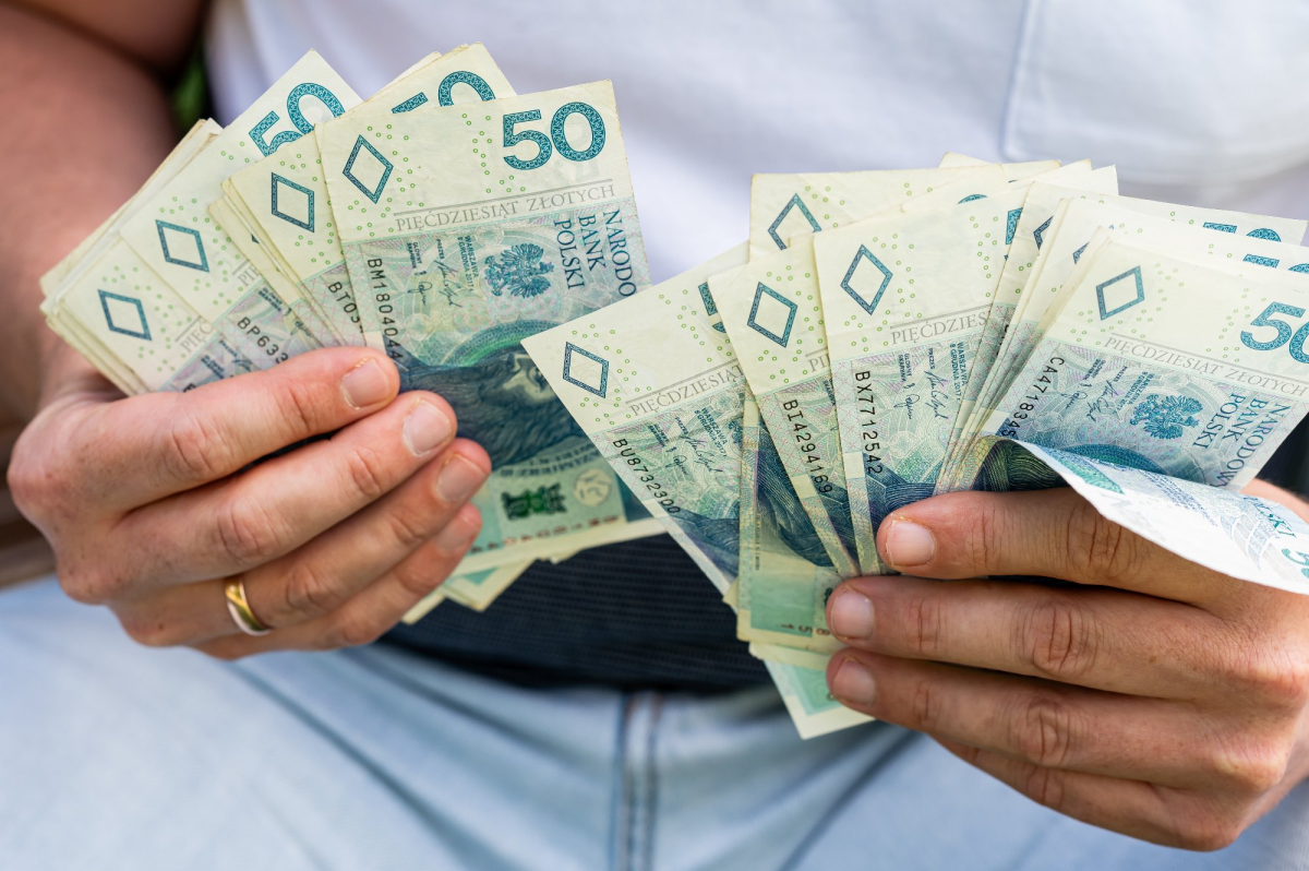 3500 złotych dla każdego bez względu na dochody. Wypłaty ruszą w drugiej połowie października. Trzeba jednak złożyć wniosek