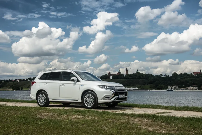 Test: Mitsubishi Outlander PHEV Instyle Plus - elektryk dodaje mu charakteru!