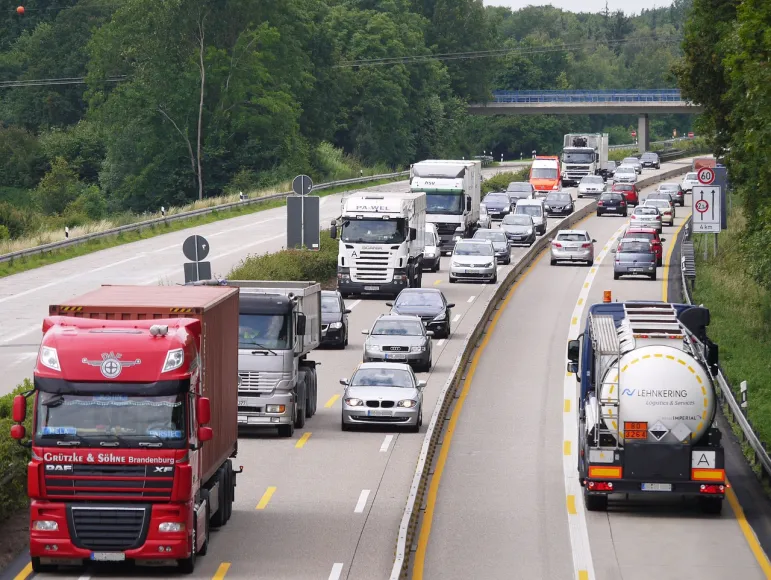 Zatrudnienie w transporcie i logistyce [prognozy na 2024 rok]. Pracownik nieustannie poszukiwany – zwłaszcza kierowca i magazynier