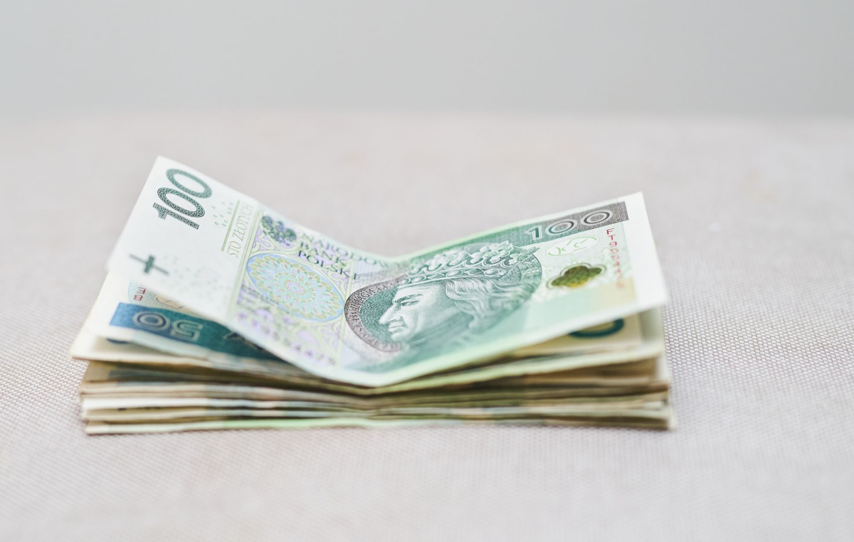 1200 zł dopłaty do prądu i ogrzewania dla seniorów po 60. i 65. roku życia